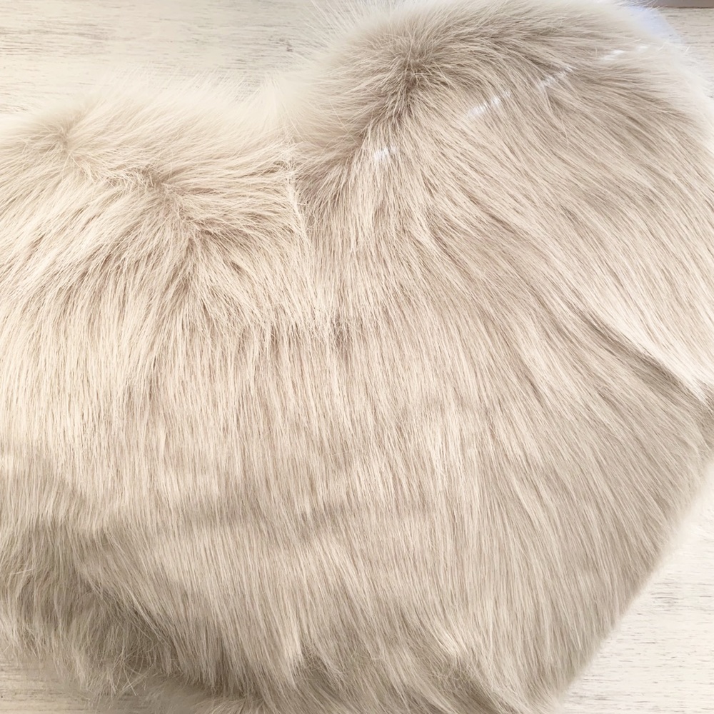 Large faux fur heart throw pillow - Picture 4 of 6